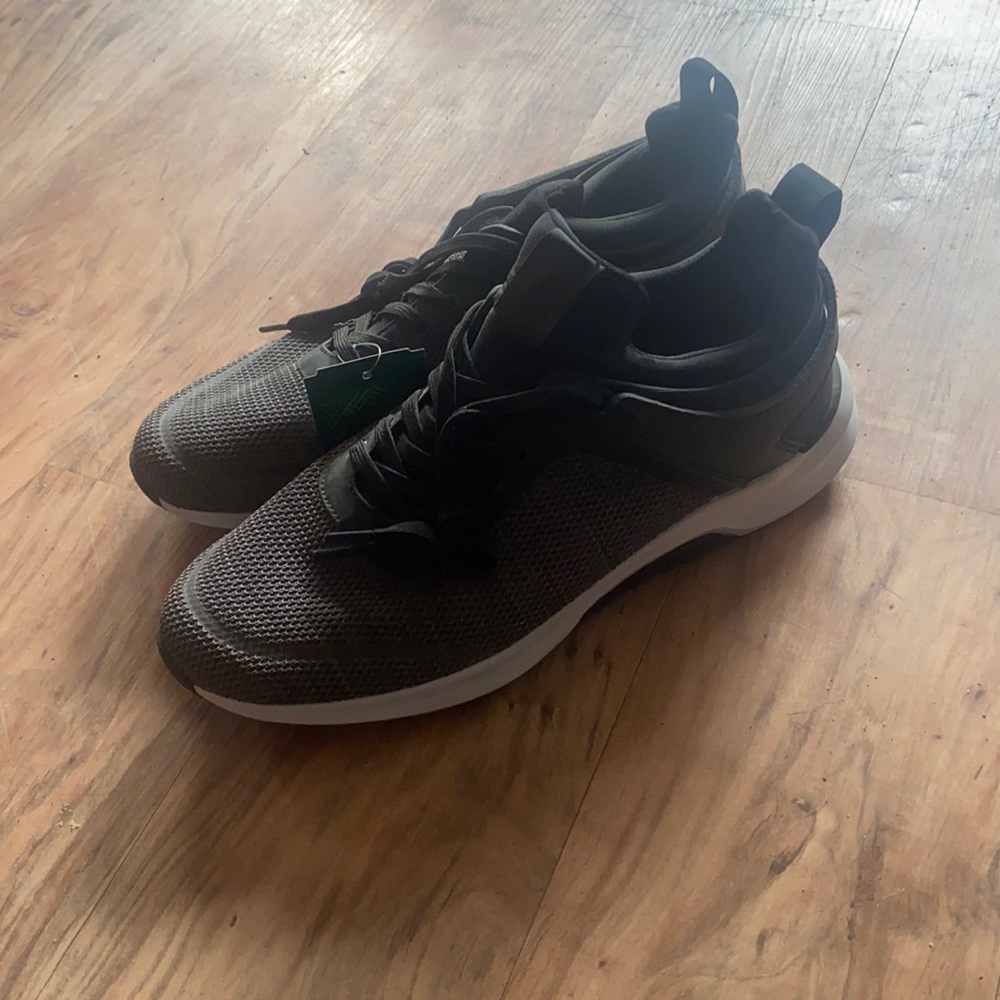 Sneakers size 11